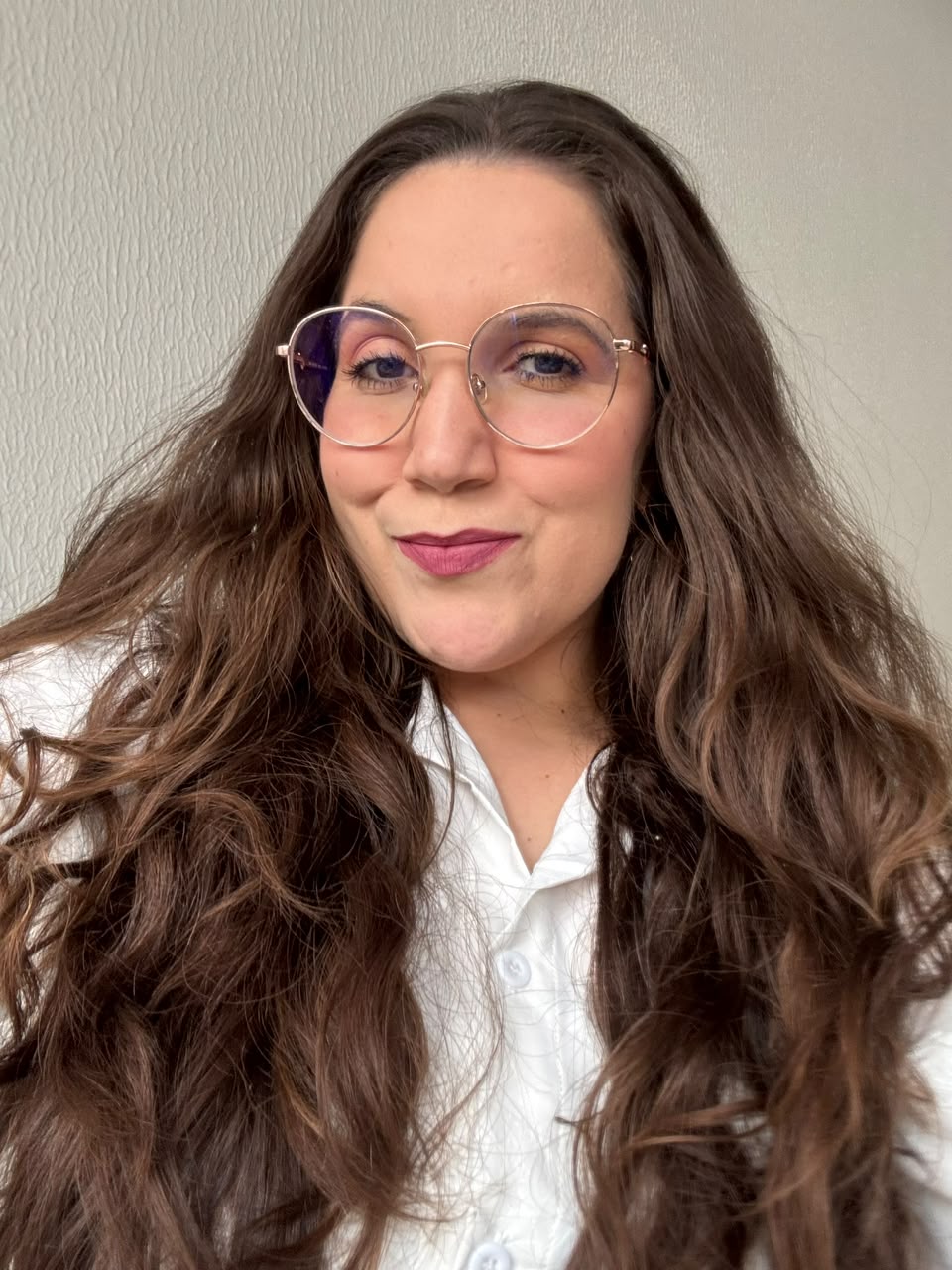 Retrato de Kamila Gundim, de camisa branca